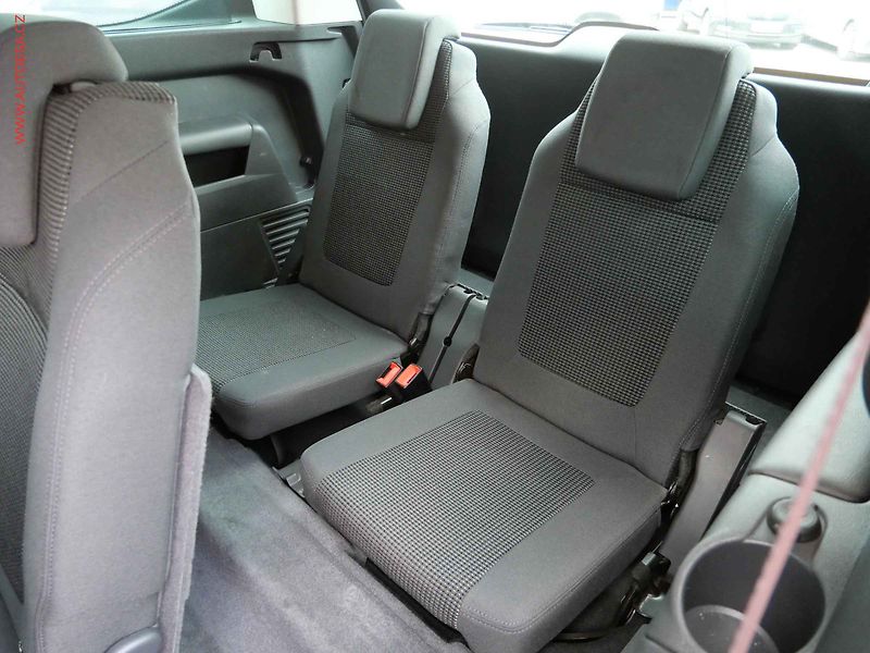 Peugeot 5008 (2015) 2.0 HDi, AC, navi, park.asist - fotka 11 z 23