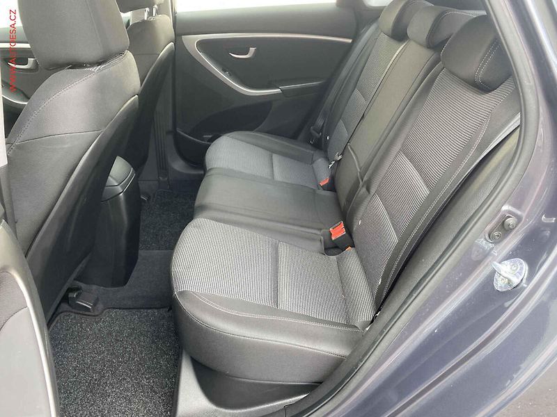 Hyundai i30 (2015) 1.6 CRDi, Trend, navi, kamera - fotka 10 z 19