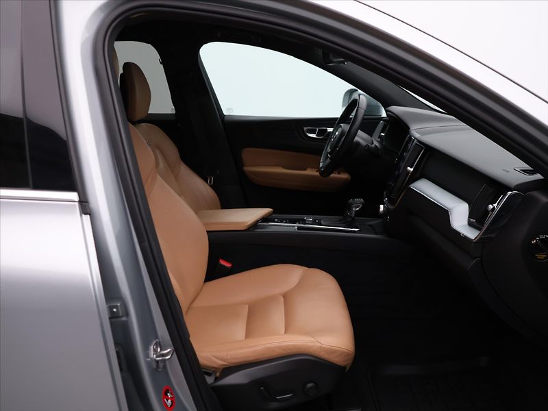 Volvo XC60 2,0 D4 140kW AWD Auto - fotka 12 z 29