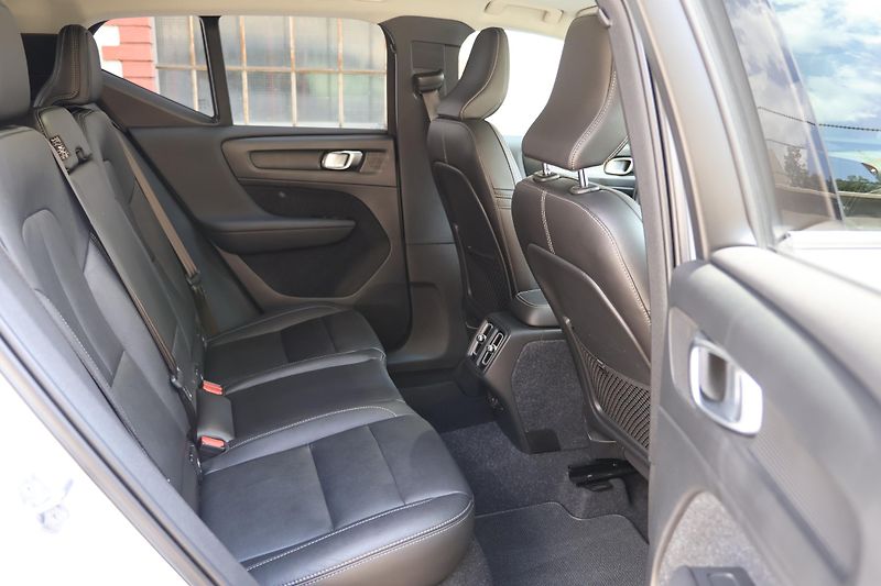 Volvo XC40 (2020) D3 AWD Inscription - fotka 9 z 24