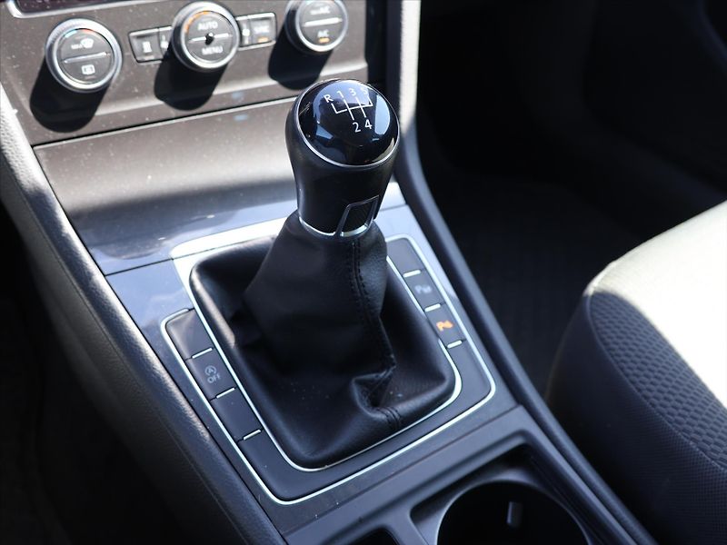 Volkswagen Golf 1,6 TDI LED DPH 1.Maj. Tažné - fotka 16 z 25