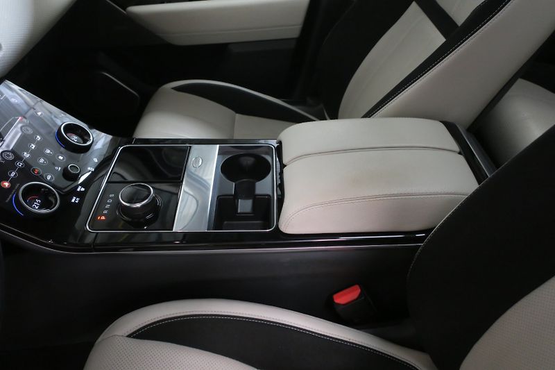 Land Rover Range Rover Velar (2018) D300 R-Dynamic SE, ČR, 1. maj. - fotka 35 z 50