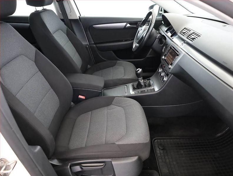 Volkswagen Passat (2012) 2.0 TDI, Xenony, Tempomat - fotka 7 z 16
