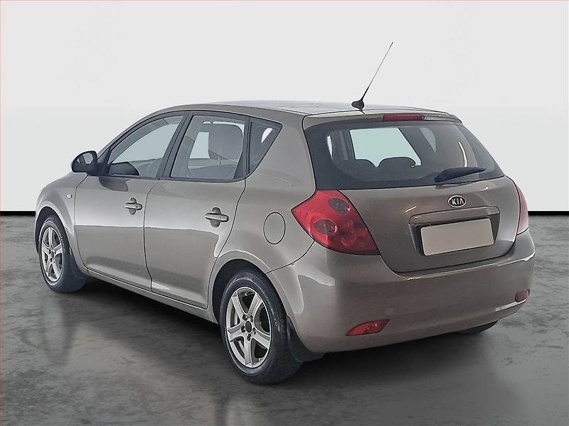 Kia Ceed (2009) 1.6 CVVT, po STK, rezervace - fotka 4 z 16
