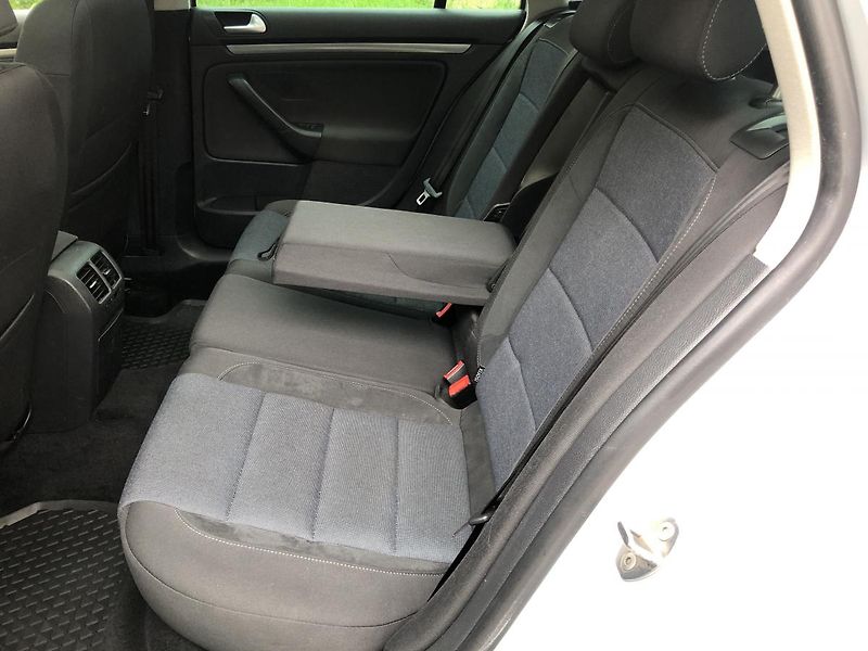 Volkswagen Golf Variant (2011) 2,0TDi STYLE nez. rezervace - fotka 32 z 68