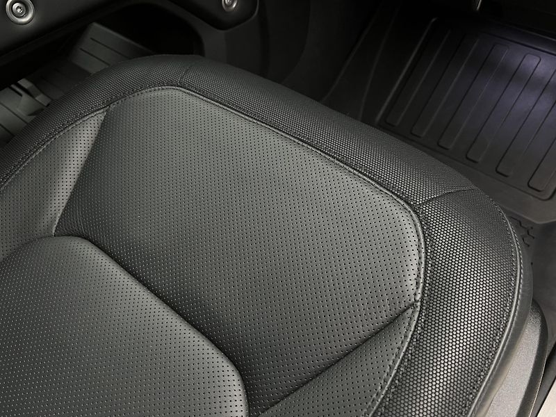 Land Rover Defender 110 D250 X-DYNAMIC HSE 1. maj - fotka 21 z 57