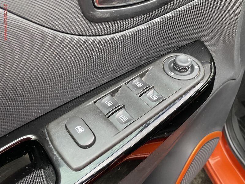 Renault Captur (2015) 1.2 TCe, Intense, AT, navi - fotka 13 z 17