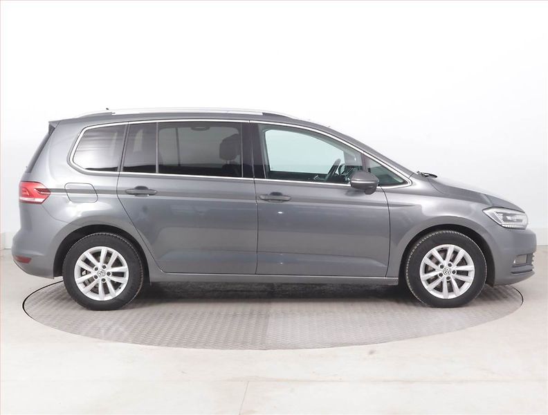 Volkswagen Touran (2019) Highline 1.5 TSI - fotka 6 z 21