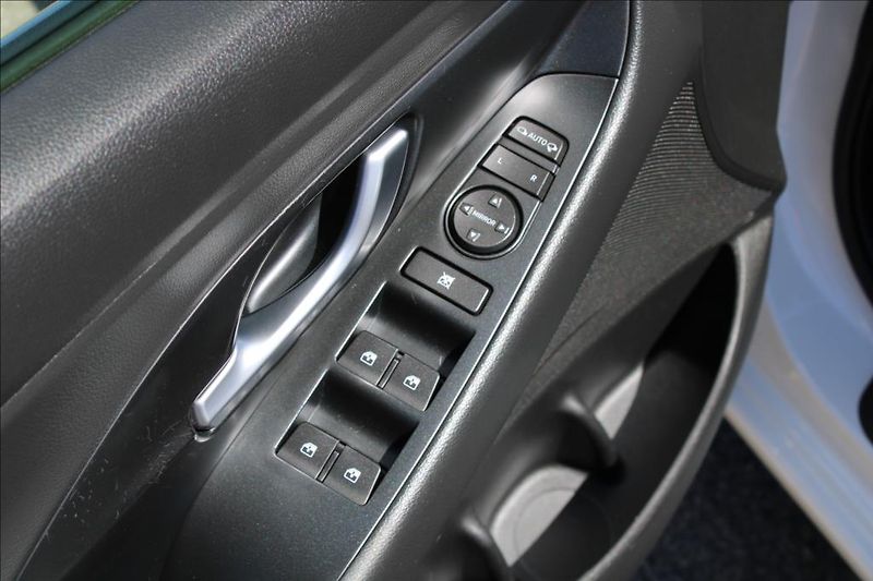 Hyundai i30 1,5 i  SMART, VÝHŘEVY, ČR - fotka 14 z 34