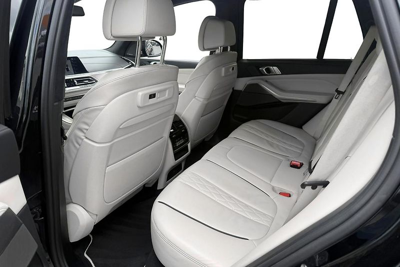 BMW X5 M50d - fotka 14 z 14