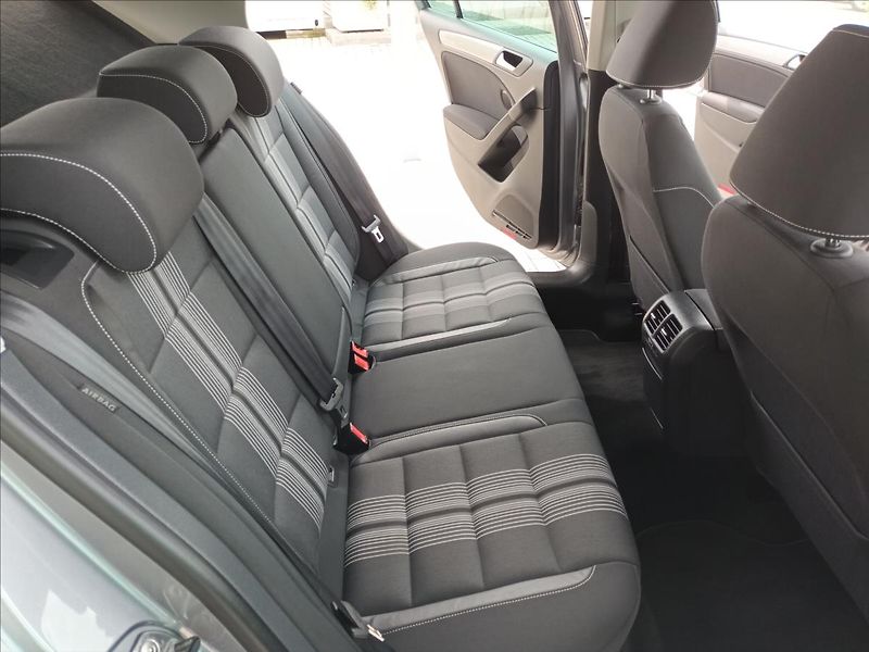 Volkswagen Golf 1,2 TSI,SERVIS,VÝHŘEV,PARKING - fotka 19 z 44
