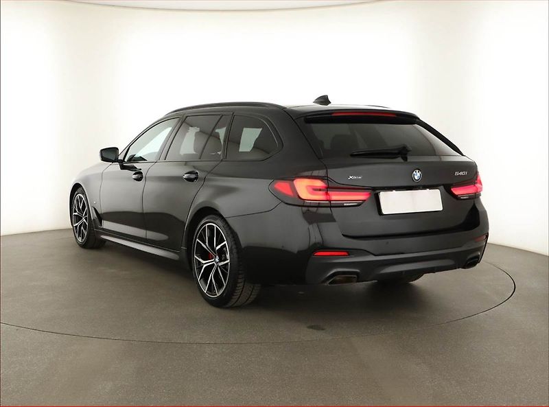 BMW Řada 5 (2021) 540i xDrive - fotka 4 z 20