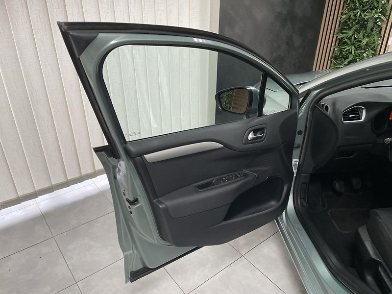 Citroën C4 1.6 VTi ČR 1.MAJITEL - fotka 18 z 23