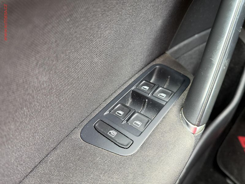 Volkswagen Golf (2014) 1.6 TDi 4x4, CUP, navi - fotka 11 z 17