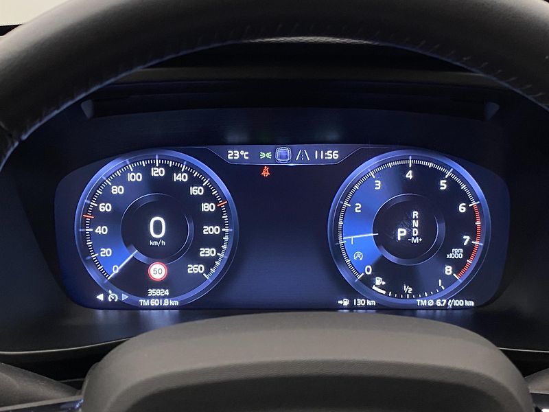 Volvo XC40 T3 MOMENTUM AUT REZERVACE - fotka 25 z 43