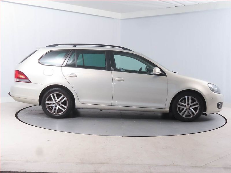Volkswagen Golf (2010) Comfortline 1.6 TDI, 4X4 - fotka 6 z 14