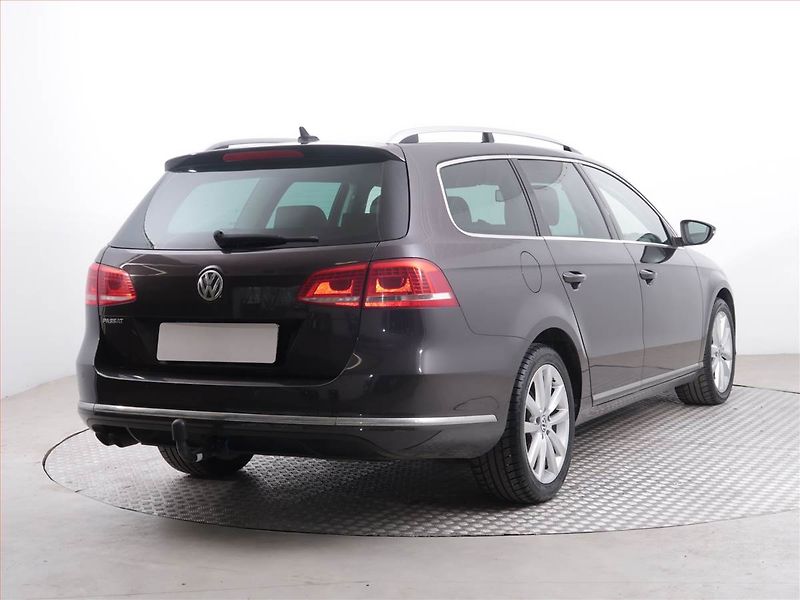 Volkswagen Passat (2011) 2.0 TDI, Xenony, Tempomat - fotka 5 z 19