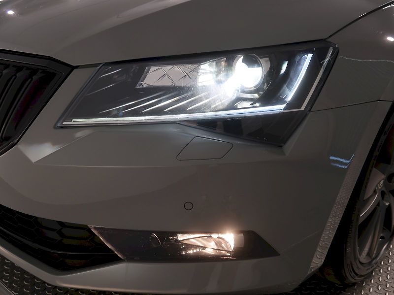 Škoda Superb (2018) SPORTLINE 2.0TDI 140KW CANTON - fotka 10 z 41