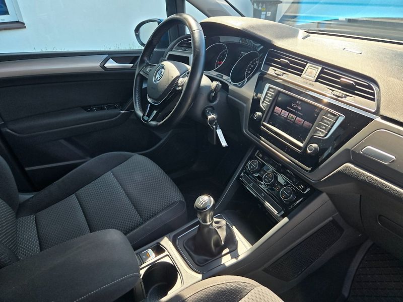Volkswagen Touran (2016) 1.2 TSI Serviska,Tažné - fotka 19 z 33