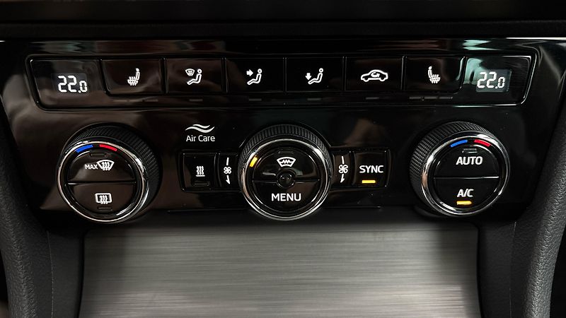 Škoda Superb 2.0 TDI DSG 4x4 Scout Combi - fotka 13 z 34