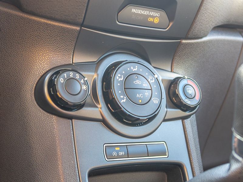 Ford Fiesta (2014) 1.6TDCI 70KW – PO ROZVODECH - fotka 21 z 45