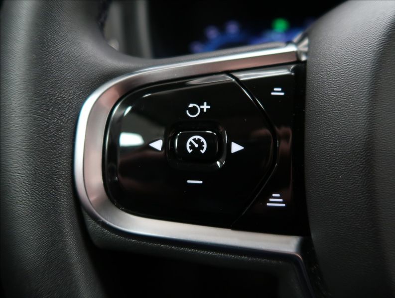Volvo XC60 2,0 B4 AWD PLUS DARK 1. MAJ ČR - fotka 14 z 55