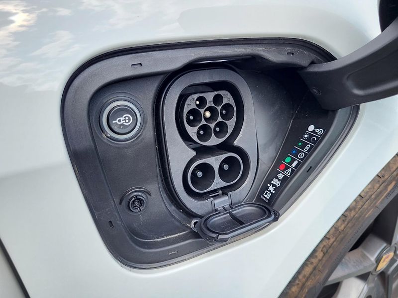 Porsche Taycan GTS 440kW 4S Electric - NOVÉ - fotka 38 z 48