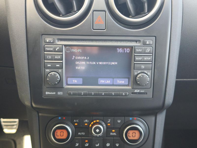 Nissan Qashqai 2010 2.0 dCi 4x2 7 MÍST (+2) - fotka 12 z 33