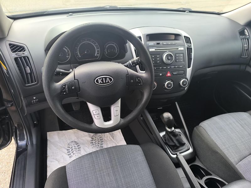 Kia Ceed (2011) 1.4 1.MAJITEL,SERVISNI KÍŽKA - fotka 16 z 31