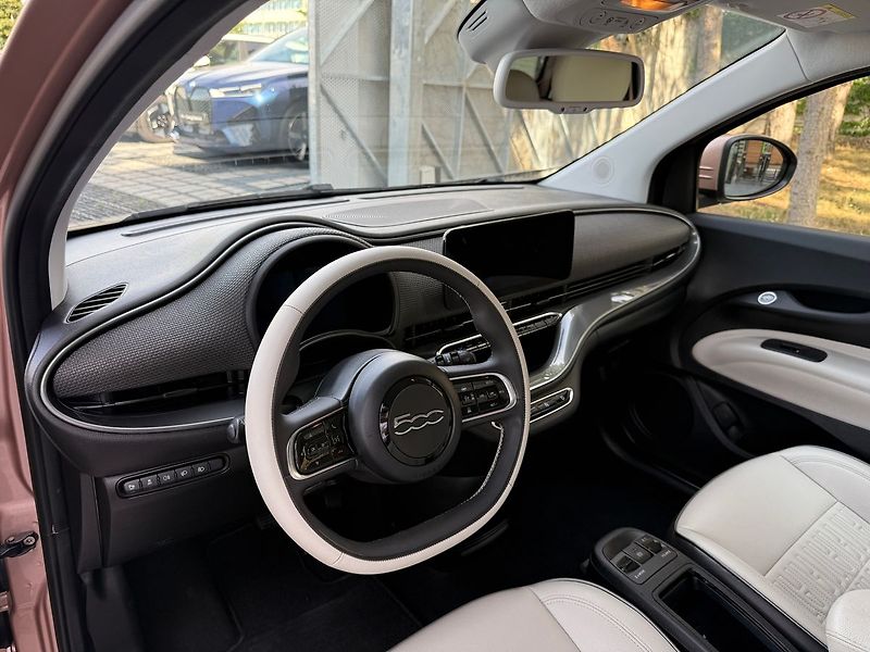 Fiat 500 LaPrima 3+1 42 kWh - fotka 13 z 38
