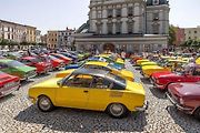 Setkání vozů Škoda 110R a 130RS na náměstí v Uničově