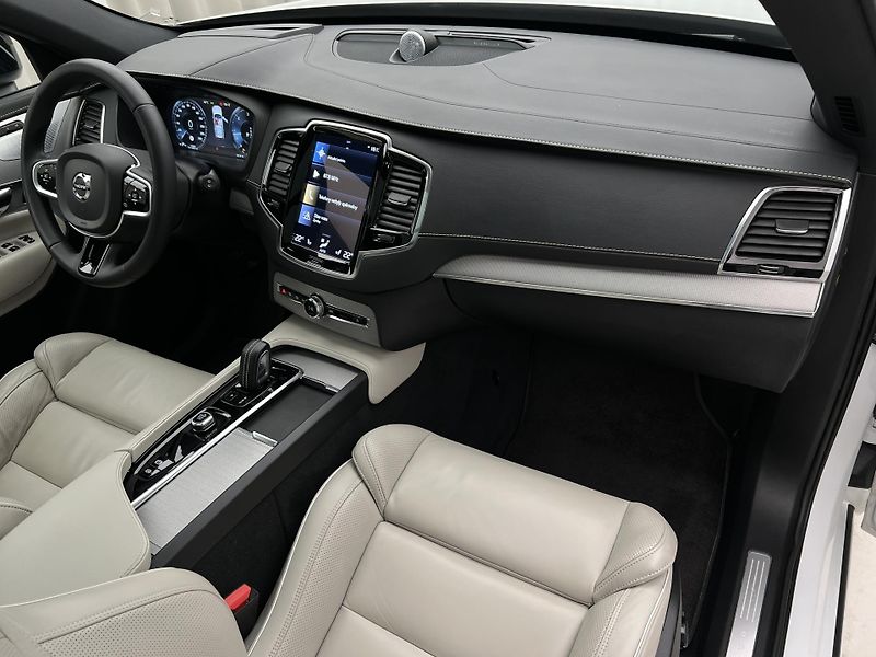 Volvo XC90 B5 AWD R-DESIGN 7 MÍST AUT - fotka 24 z 48