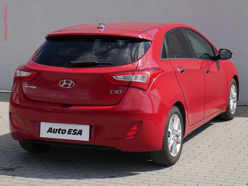 Hyundai i30 (2014) 1.6 CRDI, ČR, AC, výhřev sed. - fotka 4 z 19