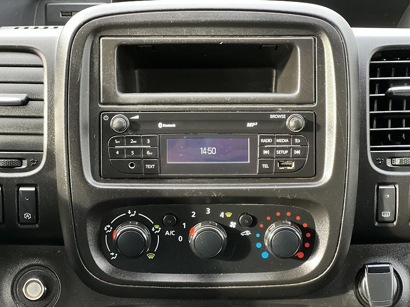 Renault Trafic 1.6DCi 107kw ČR 1.MAJ. odp.DPH - fotka 19 z 35