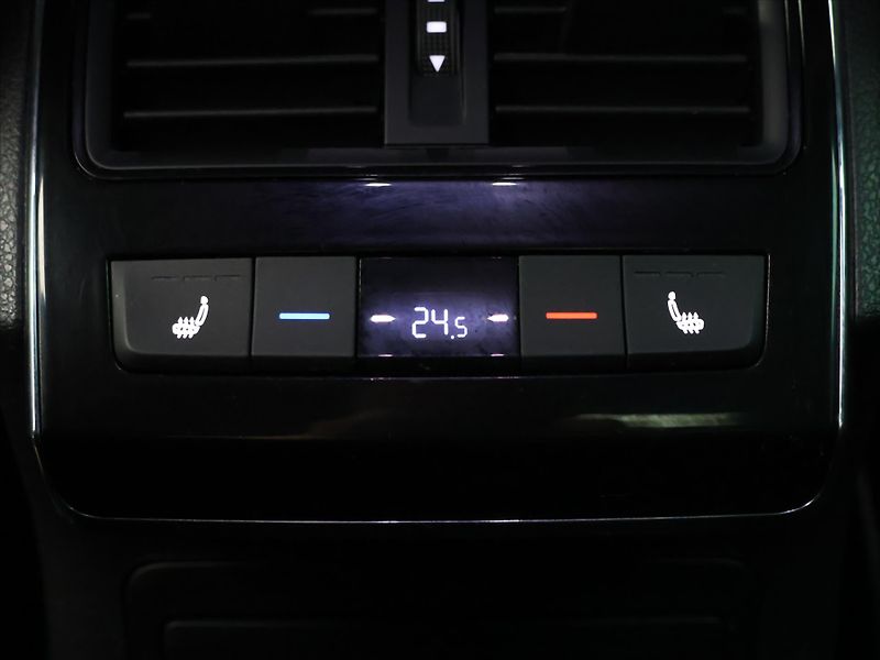 Škoda Superb 2,0 TDI DSG 4x4 Sportline DPH - fotka 28 z 36