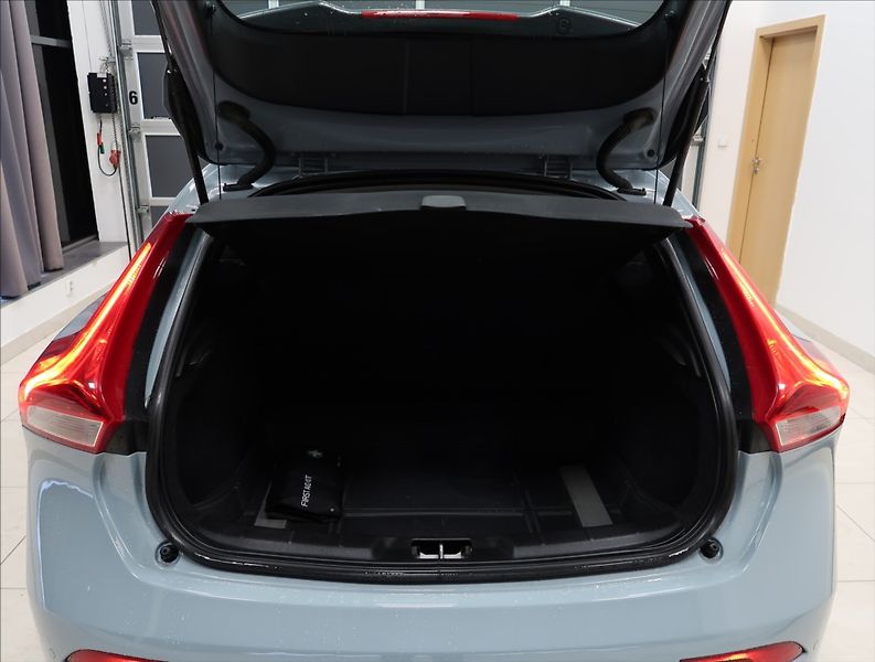 Volvo V40 2,0 D AUT NEZ. TOPENÍ - fotka 9 z 22