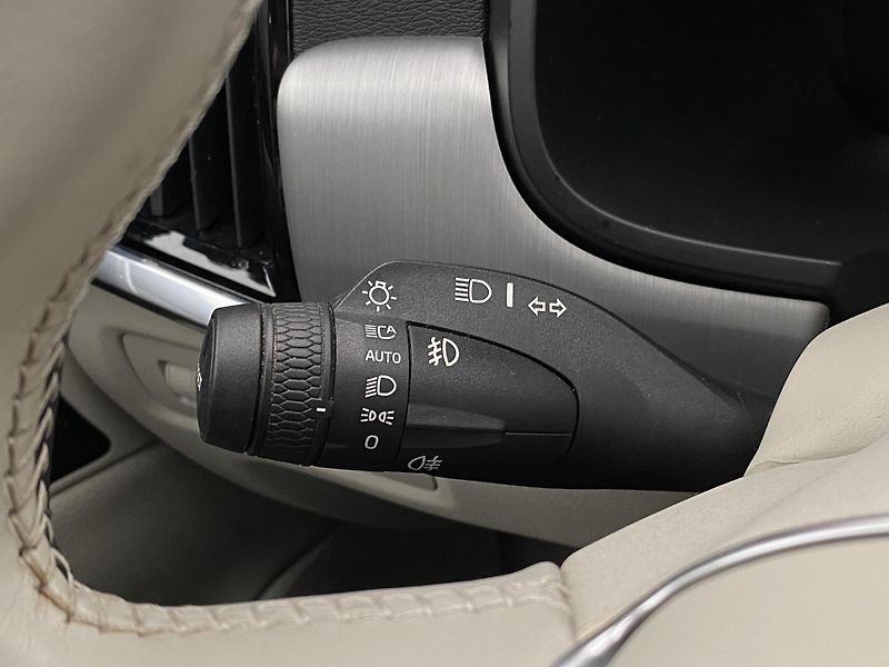 Volvo V90 D4 MOMENTUM AUT - fotka 20 z 48