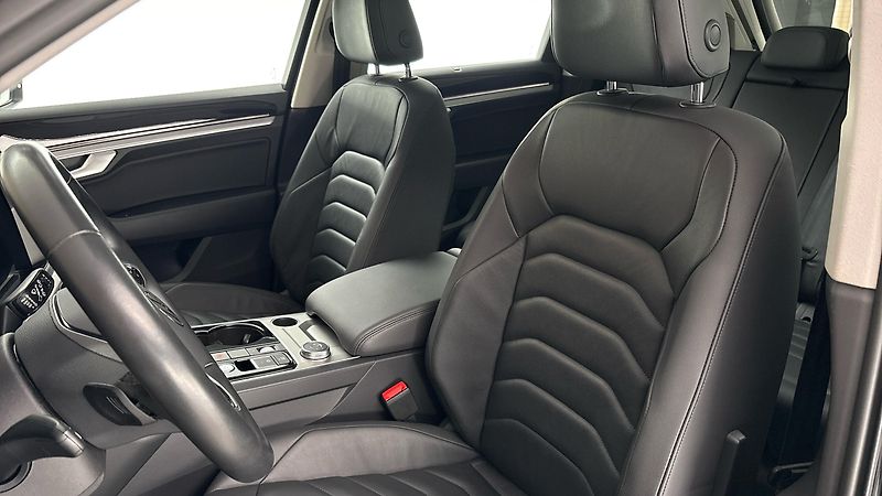Volkswagen Touareg 3.0 TSI PHEV Tiptronic Eleganc - fotka 14 z 33