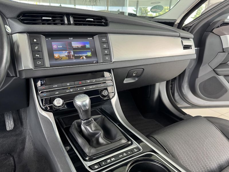 Jaguar XF 20d Prestige*Kamera*Meridian - fotka 20 z 35
