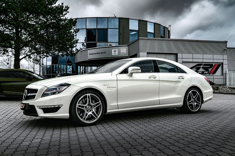 Mercedes-Benz CLS 63 AMG 4M, Designo Carbon H&K - fotka 28 z 28