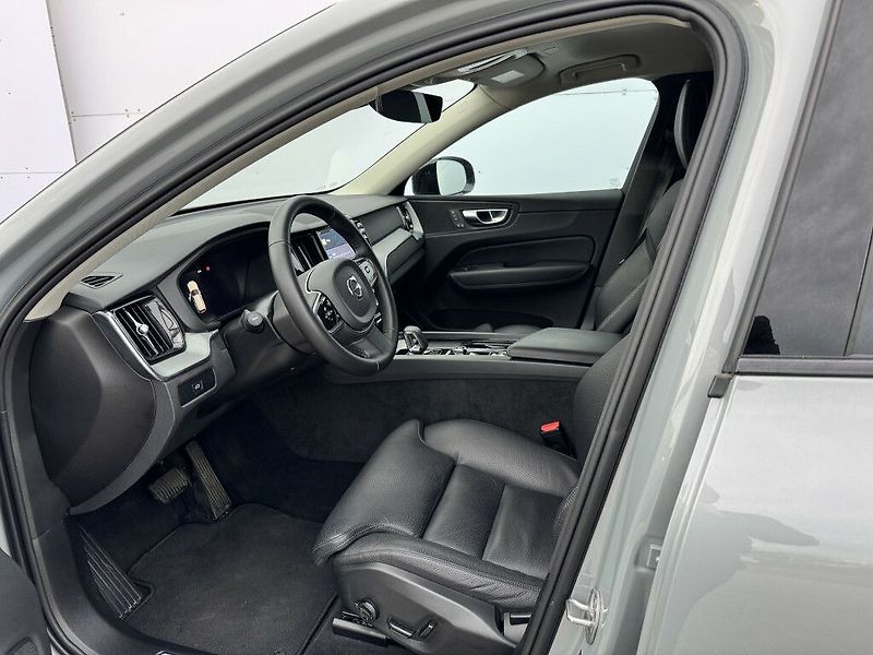 Volvo XC60 PLUS DARK B4 AWD 145kW - fotka 12 z 33