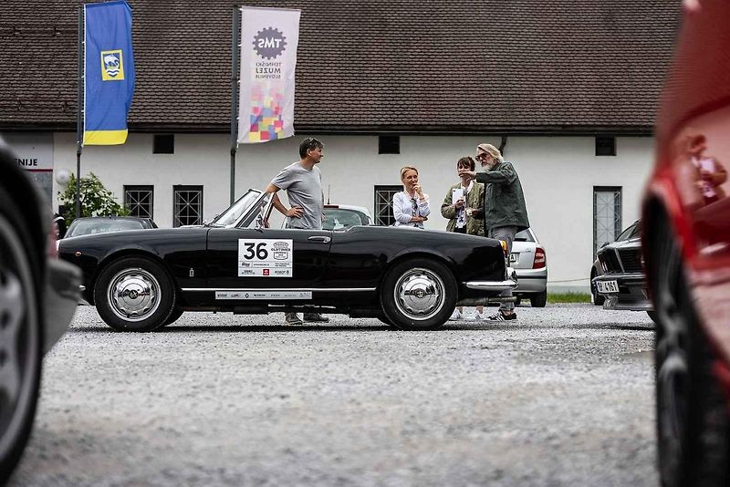 Všichni účastníci s vozy v cíli druhého ročníku Oldtimer Expressu, který mířil z Prahy do řeckých Atén.