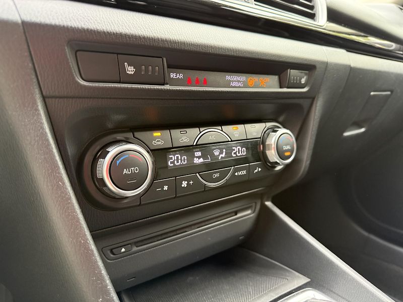 Mazda 3 2.0 Center-Line - fotka 33 z 34