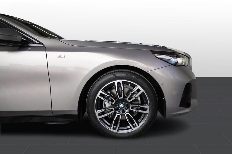 BMW Řada 5 540d xDrive Touring - fotka 7 z 31