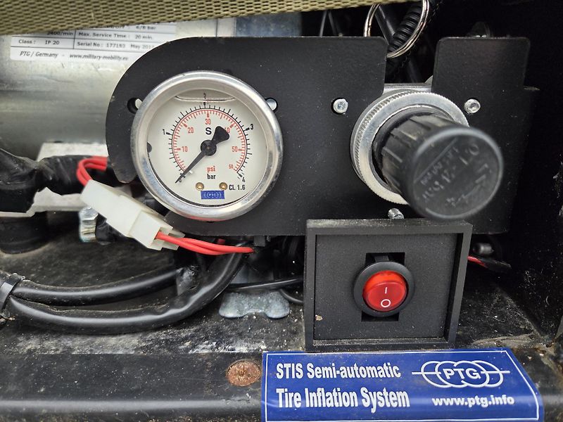 Land Rover Defender TDi HOBSON Military - RENOVACE - fotka 30 z 44