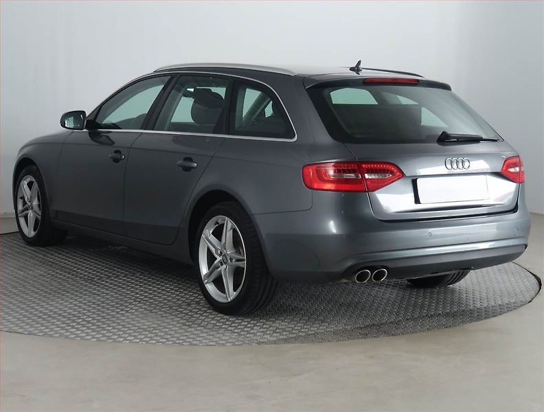 Audi A4 (2015) Sport 2.0 TDI, Navi, Bi-Xenony - fotka 4 z 18