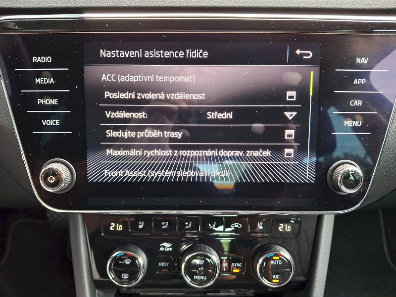 Škoda Superb (2020) L&K DSG 2,0TSi 140kW - fotka 25 z 35