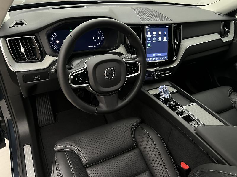 Volvo XC60 B5 AWD PLUS DARK AUT 1.maj. - fotka 4 z 42