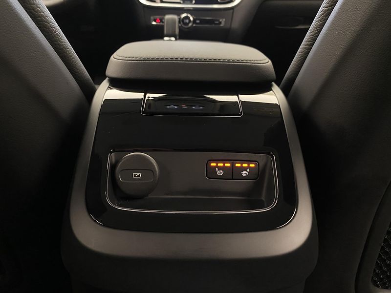 Volvo V60 T6 AWD PLUG-IN DARK REZERVACE - fotka 30 z 58