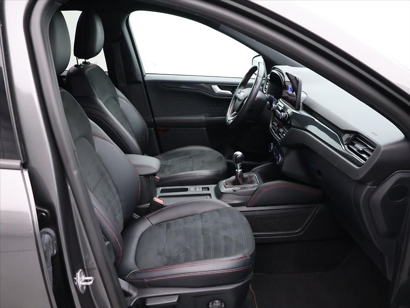 Ford Kuga 1,5 EB 110 kW ST-Line 1.Maj. - fotka 12 z 26